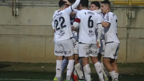 El colista se convierte en un hueso duro de roer en el Reino de León en una jornada clave para la Cultural Leonesa. Fotografías: Isaac Llamazares
