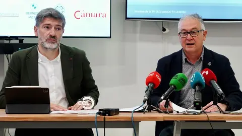 El presidente del Círculo Empresarial Leonés, Julio César Álvarez, y el secretario general, Nicesio Álvarez, dan a conocer el premiado con el galardón Círculo de Oro del CEL del año 2024. Foto: Campillo.