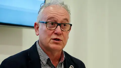 El presidente del Círculo Empresarial Leonés, Julio César Álvarez, y el secretario general, Nicesio Álvarez, dan a conocer el premiado con el galardón Círculo de Oro del CEL del año 2024. Foto: Campillo.