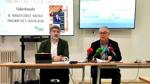 El presidente del Círculo Empresarial Leonés, Julio César Álvarez, y el secretario general, Nicesio Álvarez, han dado a conocer, en la sede de la asociación, el premiado con el galardón Círculo de Oro del CEL del año 2024.