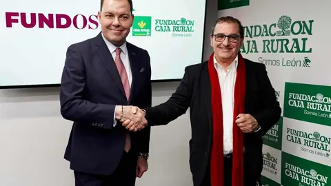 El director general de la Fundación Obra Social Castilla y León, José María Viejo, y el director de Comunicación y Relaciones Institucionales de Caja Rural, Narciso Prieto, presentan el programa de actividades conjuntas con motivo del 30 aniversario de la entidad bancaria en León. (Foto: Campillo)