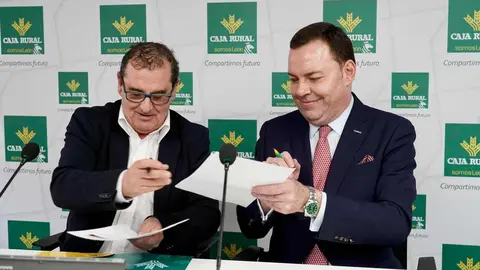 El director general de la Fundación Obra Social Castilla y León, José María Viejo, y el director de Comunicación y Relaciones Institucionales de Caja Rural, Narciso Prieto, presentan el programa de actividades conjuntas con motivo del 30 aniversario de la entidad bancaria en León. (Foto: Campillo)