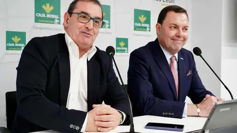 El director general de la Fundación Obra Social Castilla y León, José María Viejo, y el director de Comunicación y Relaciones Institucionales de Caja Rural, Narciso Prieto, presentan el programa de actividades conjuntas con motivo del 30 aniversario de la entidad bancaria en León. (Foto: Campillo)