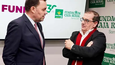 El director general de la Fundación Obra Social Castilla y León, José María Viejo, y el director de Comunicación y Relaciones Institucionales de Caja Rural, Narciso Prieto, presentan el programa de actividades conjuntas con motivo del 30 aniversario de la entidad bancaria en León. (Foto: Campillo)