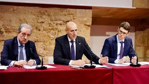 El alcalde de León, José Antonio Diez, presenta el informe jurídico sobre el proceso de la autonomía para la Región Leonesa. Fotos: Campillo | Heraldo de León