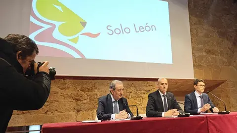 El alcalde de León, José Antonio Diez, presenta el informe jurídico sobre el proceso de la autonomía para la Región Leonesa. Fotos: Campillo | Heraldo de León