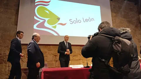 El alcalde de León, José Antonio Diez, presenta el informe jurídico sobre el proceso de la autonomía para la Región Leonesa. Fotos: Campillo | Heraldo de León