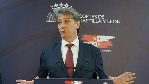 El secretario general electo del PSOE de Castilla y León, Carlos Martínez, ofrece una rueda de prensa junto al portavoz socialista en las Cortes, Luis Tudanca, antes de reunirse con el Grupo Parlamentario Socialista. Fotos: Rubén Cacho.