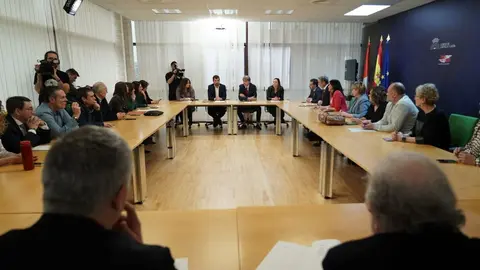 El secretario general electo del PSOE de Castilla y León, Carlos Martínez, ofrece una rueda de prensa junto al portavoz socialista en las Cortes, Luis Tudanca, antes de reunirse con el Grupo Parlamentario Socialista. Fotos: Rubén Cacho.