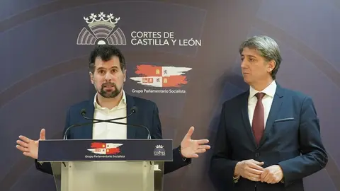 El secretario general electo del PSOE de Castilla y León, Carlos Martínez, ofrece una rueda de prensa junto al portavoz socialista en las Cortes, Luis Tudanca, antes de reunirse con el Grupo Parlamentario Socialista. Fotos: Rubén Cacho.