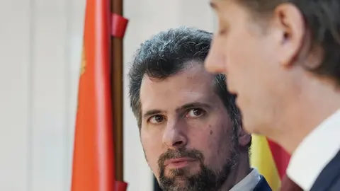 El secretario general electo del PSOE de Castilla y León, Carlos Martínez, ofrece una rueda de prensa junto al portavoz socialista en las Cortes, Luis Tudanca, antes de reunirse con el Grupo Parlamentario Socialista. Fotos: Rubén Cacho.