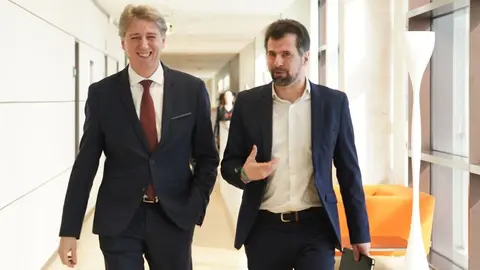 El secretario general electo del PSOE de Castilla y León, Carlos Martínez, ofrece una rueda de prensa junto al portavoz socialista en las Cortes, Luis Tudanca, antes de reunirse con el Grupo Parlamentario Socialista. Fotos: Rubén Cacho.