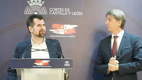 El secretario general electo del PSOE de Castilla y León, Carlos Martínez, ofrece una rueda de prensa junto al portavoz socialista en las Cortes, Luis Tudanca, antes de reunirse con el Grupo Parlamentario Socialista. Fotos: Rubén Cacho.