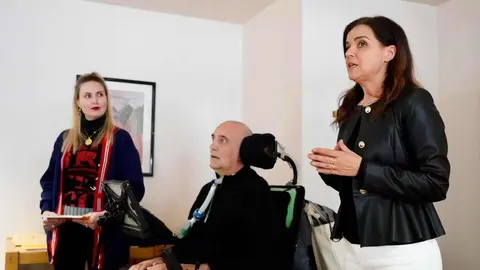 Acto de presentación del libro 'La abeja que enfermó de ELA', con la participación de su autora, Diana Emperador, y de Urbano Gonzalez. Junto a ellos, la mujer de Urbano, Ana Carlota Amigo. Foto: Campillo