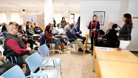 Acto de presentación del libro 'La abeja que enfermó de ELA', con la participación de su autora, Diana Emperador, y de Urbano Gonzalez. Junto a ellos, la mujer de Urbano, Ana Carlota Amigo. Foto: Campillo