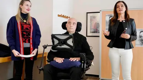 Acto de presentación del libro 'La abeja que enfermó de ELA', con la participación de su autora, Diana Emperador, y de Urbano Gonzalez. Junto a ellos, la mujer de Urbano, Ana Carlota Amigo. Foto: Campillo