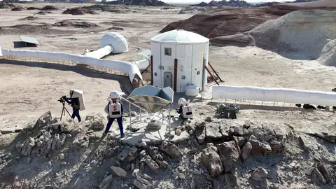 Nueve astronautas españolas, entre ellas las leonesas Jennifer García Carrizo y Laura González Llamazares, estudian en el proyecto Hypatia los efectos de una misión en Marte en las mujeres. Desde el pasado lunes viven aisladas en la estación Mars Research Desert Station del desierto de Utah.