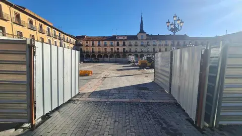 Una nueva Plaza Mayor para León. Y ahora ya se deja ver. Tras una inversión de 1,9 millones de euro el corazón del Casco Histórico de la ciudad asoma renovado y con una nueva proyección. A partir del verano mercados, ferias y fiestas regresarán a este tradicional espacio que, sin embargo, se perderá por un año el tradicional encuentro de la Semana Santa.