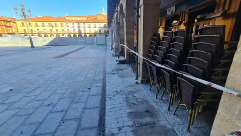 Una nueva Plaza Mayor para León. Y ahora ya se deja ver. Tras una inversión de 1,9 millones de euro el corazón del Casco Histórico de la ciudad asoma renovado y con una nueva proyección. A partir del verano mercados, ferias y fiestas regresarán a este tradicional espacio que, sin embargo, se perderá por un año el tradicional encuentro de la Semana Santa.