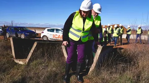 La secretaria de Estado de Agricultura y Alimentación, Begoña García, visita, junto al delegado del Gobierno, Nicanor Sen, entre otras autoridades, tres actuaciones diferentes de modernización de regadío en la Comunidad de Regantes del Canal Margen Izquierda y en la Ribera Alta del Porma. Fotos: Campillo.