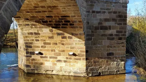 El director general de Patrimonio Cultural, Juan Carlos Prieto, ha presentado hoy, junto a la alcaldesa de Sahagún, Paula Conde, las obras de restauración y puesta en valor del Puente Canto y su entorno, en Sahagún.