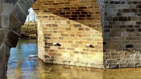 El director general de Patrimonio Cultural, Juan Carlos Prieto, ha presentado hoy, junto a la alcaldesa de Sahagún, Paula Conde, las obras de restauración y puesta en valor del Puente Canto y su entorno, en Sahagún.