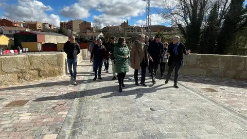 El director general de Patrimonio Cultural, Juan Carlos Prieto, ha presentado hoy, junto a la alcaldesa de Sahagún, Paula Conde, las obras de restauración y puesta en valor del Puente Canto y su entorno, en Sahagún.