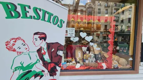 Los 'Besitos', que se deshacen en el paladar, forman parte de la tradición bañezana y de toda la provincia, y se pueden comer durante todo el año, pero es cierto que en Navidad y 'Día de los enamorados' son una referencia imposible de olvidar.