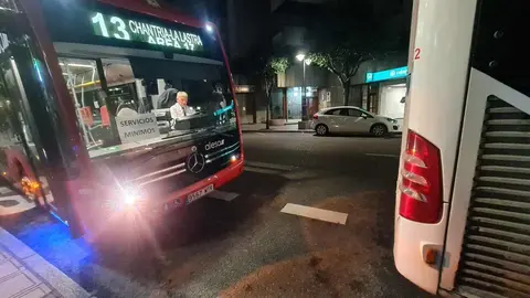 Menos horarios, más ocupación, algo de desconcierto y cumplimiento de servicios mínimos en la huelga de autobuses de León. Los paros, que se extienden durante la jornada de este viernes y a partir del día 17 en diferentes secuencias, llenan las paradas de pasajeros en busca de enlaces alternativos en la primera jornada.