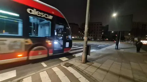 Menos horarios, más ocupación, algo de desconcierto y cumplimiento de servicios mínimos en la huelga de autobuses de León. Los paros, que se extienden durante la jornada de este viernes y a partir del día 17 en diferentes secuencias, llenan las paradas de pasajeros en busca de enlaces alternativos en la primera jornada.