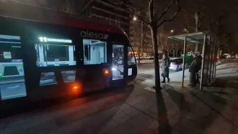 Menos horarios, más ocupación, algo de desconcierto y cumplimiento de servicios mínimos en la huelga de autobuses de León. Los paros, que se extienden durante la jornada de este viernes y a partir del día 17 en diferentes secuencias, llenan las paradas de pasajeros en busca de enlaces alternativos en la primera jornada.