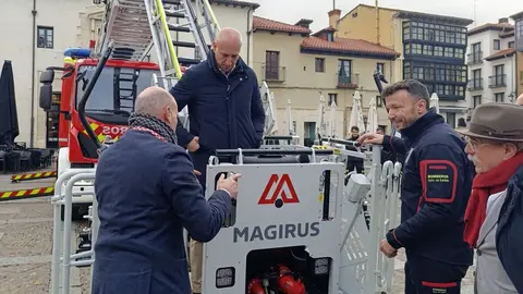 Diez presenta el nuevo vehículo de los Bomberos del Ayuntamiento de León. Foto: Isabel Alonso Álvarez.