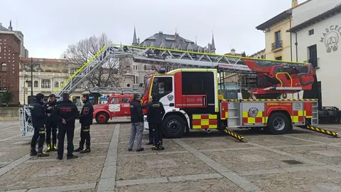 Diez presenta el nuevo vehículo de los Bomberos del Ayuntamiento de León. Foto: Isabel Alonso Álvarez.