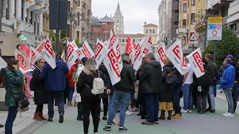 Los sindicatos convocan una concentración frente a la sede consistorial de Ordoño II con motivo de la huelga de transporte urbano que comienza en León. Foto: Peio García