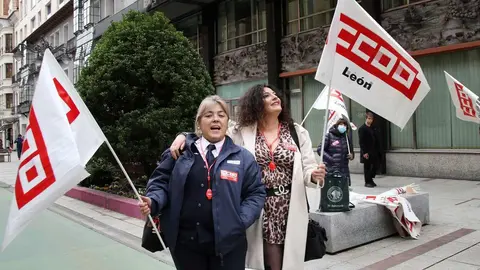 Los sindicatos convocan una concentración frente a la sede consistorial de Ordoño II con motivo de la huelga de transporte urbano que comienza en León. Foto: Peio García