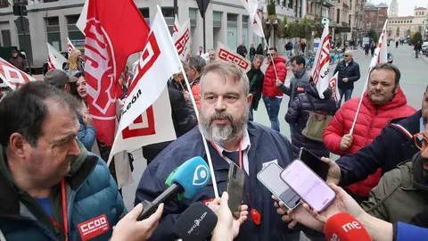 Los sindicatos convocan una concentración frente a la sede consistorial de Ordoño II con motivo de la huelga de transporte urbano que comienza en León. Foto: Peio García