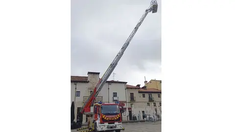 Diez presenta el nuevo vehículo de los Bomberos del Ayuntamiento de León. Foto: Isabel Alonso Álvarez.