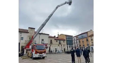 Diez presenta el nuevo vehículo de los Bomberos del Ayuntamiento de León. Foto: Isabel Alonso Álvarez.
