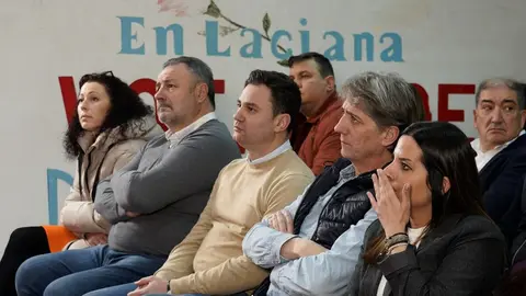 El secretario general electo del PSOECyL, Carlos Martínez, atiende a los medios de comunicación antes de participar en un encuentro con militantes del PSOE de Villablino, junto al secretario general del PSOE de León, Javier Cendón, y el alcalde, Mario Rivas. Foto: César Sánchez.