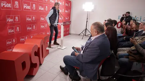 El secretario general electo del PSOECyL, Carlos Martínez, atiende a los medios de comunicación antes de participar en un encuentro con militantes del PSOE de Villablino, junto al secretario general del PSOE de León, Javier Cendón, y el alcalde, Mario Rivas. Foto: César Sánchez.