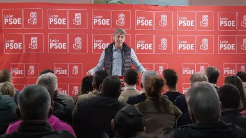 El secretario general electo del PSOECyL, Carlos Martínez, atiende a los medios de comunicación antes de participar en un encuentro con militantes del PSOE de Villablino, junto al secretario general del PSOE de León, Javier Cendón, y el alcalde, Mario Rivas. Foto: César Sánchez.