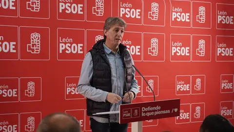 El secretario general electo del PSOECyL, Carlos Martínez, atiende a los medios de comunicación antes de participar en un encuentro con militantes del PSOE de Villablino, junto al secretario general del PSOE de León, Javier Cendón, y el alcalde, Mario Rivas. Foto: César Sánchez.