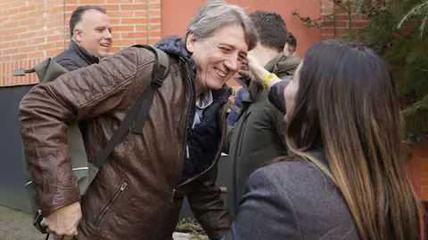 El secretario general electo del PSOECyL, Carlos Martínez, atiende a los medios de comunicación antes de participar en un encuentro con militantes del PSOE de Villablino, junto al secretario general del PSOE de León, Javier Cendón, y el alcalde, Mario Rivas. Foto: César Sánchez.