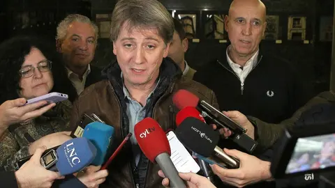 El secretario general electo del PSOE de Castilla y León, Carlos Martínez, participa en un encuentro con la militancia en León con el alcalde, José Antonio Diez y el secretario provincial Javier Cendón. Foto: Peio García.
