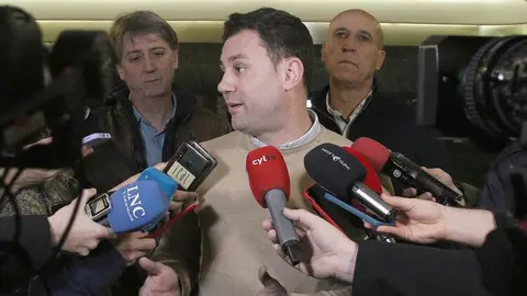 El secretario general electo del PSOE de Castilla y León, Carlos Martínez, participa en un encuentro con la militancia en León con el alcalde, José Antonio Diez y el secretario provincial Javier Cendón. Foto: Peio García.