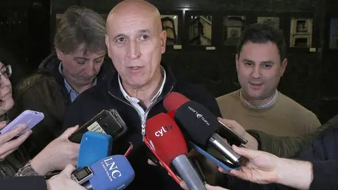 El secretario general electo del PSOE de Castilla y León, Carlos Martínez, participa en un encuentro con la militancia en León con el alcalde, José Antonio Diez y el secretario provincial Javier Cendón. Foto: Peio García.