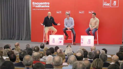 El secretario general electo del PSOE de Castilla y León, Carlos Martínez, participa en un encuentro con la militancia en León con el alcalde, José Antonio Diez y el secretario provincial Javier Cendón. Foto: Peio García.
