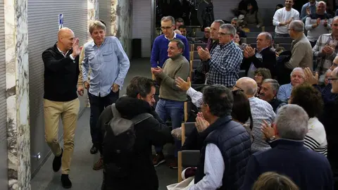 El secretario general electo del PSOE de Castilla y León, Carlos Martínez, participa en un encuentro con la militancia en León con el alcalde, José Antonio Diez y el secretario provincial Javier Cendón. Foto: Peio García.