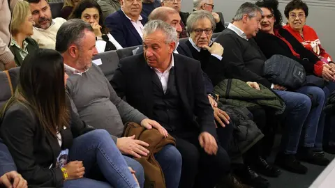 El secretario general electo del PSOE de Castilla y León, Carlos Martínez, participa en un encuentro con la militancia en León con el alcalde, José Antonio Diez y el secretario provincial Javier Cendón. Foto: Peio García.