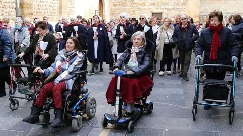 La Hospitalidad de Nuestra Señora de Lourdes en León celebra una procesión de antorchas, con salida y llegada a la Catedral. Foto: Peio García.
